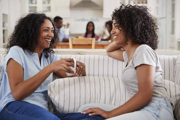 Madre hablando con hija adolescente — Foto de Stock