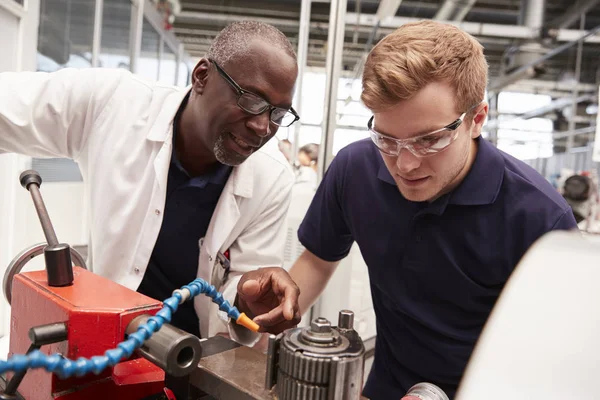 Ingenieur berät Lehrling in Fabrik — Stockfoto