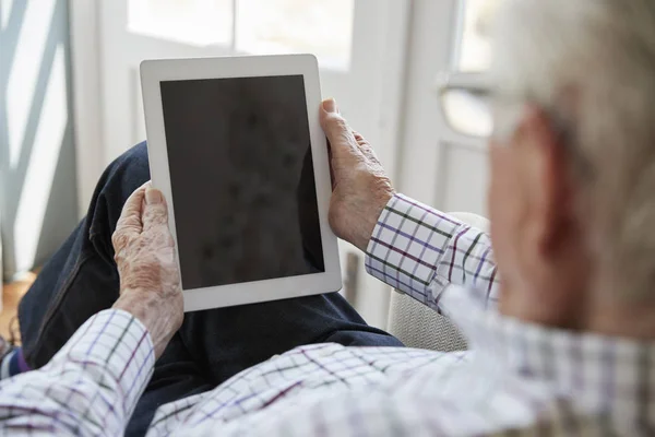 Homme âgé utilisant un ordinateur tablette — Photo