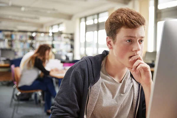 Männlicher Student arbeitet am Computer — Stockfoto