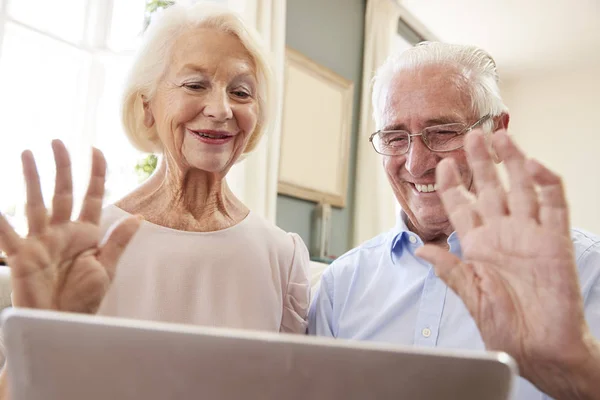 Coppia anziana che utilizza il computer portatile per videochiamata — Foto Stock