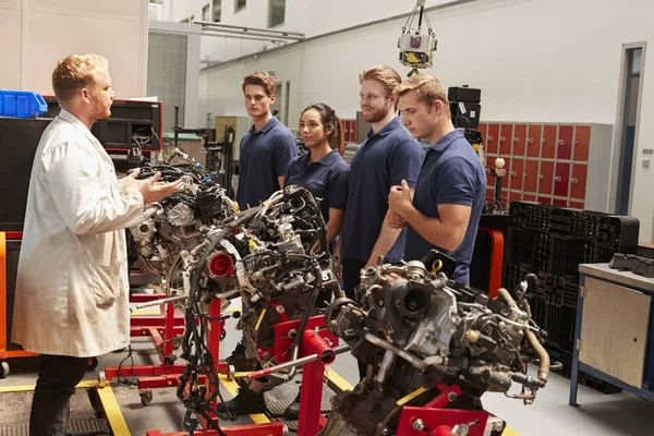 Apprentices studying car engines — Stock Photo, Image