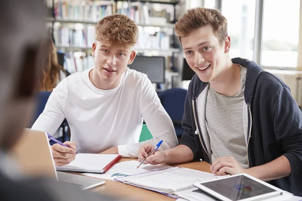 Tre manliga studenter samarbetar — Stockfoto