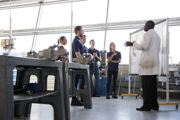 Techniek leerlingen staan bij presentatie over personeelstraining — Stockfoto