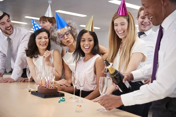 Колеги святкують день народження в офісі — стокове фото
