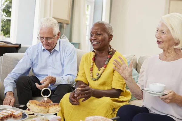 Amis seniors appréciant le thé de l'après-midi — Photo