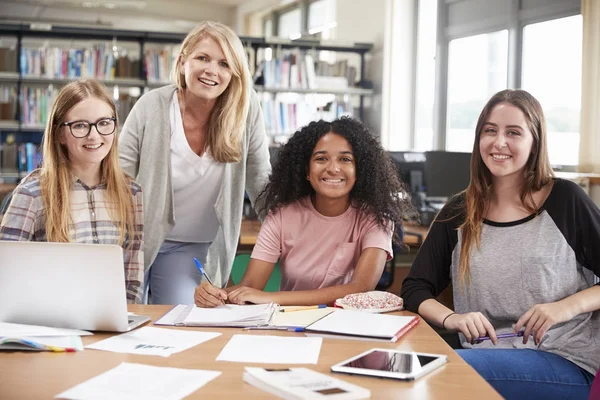 Vrouw leraar werken met studenten — Stockfoto