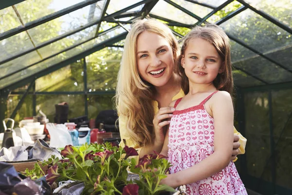 Madre e hija plantando canasta en invernadero —  Fotos de Stock