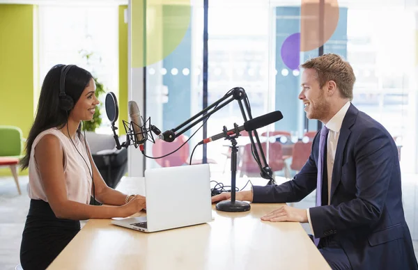 Mulher entrevistando convidado — Fotografia de Stock