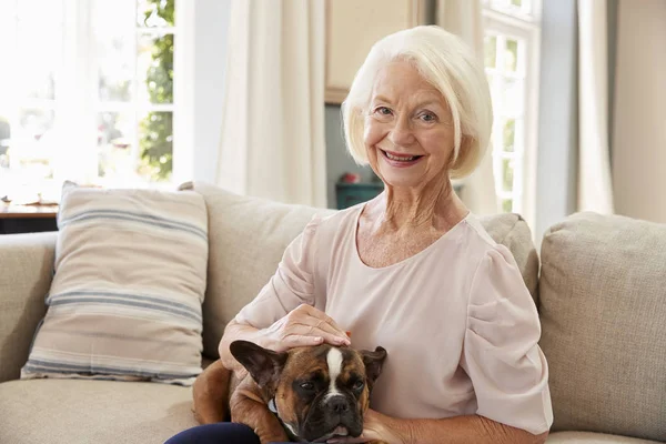Senior mujer con mascota francés Bulldog — Foto de Stock