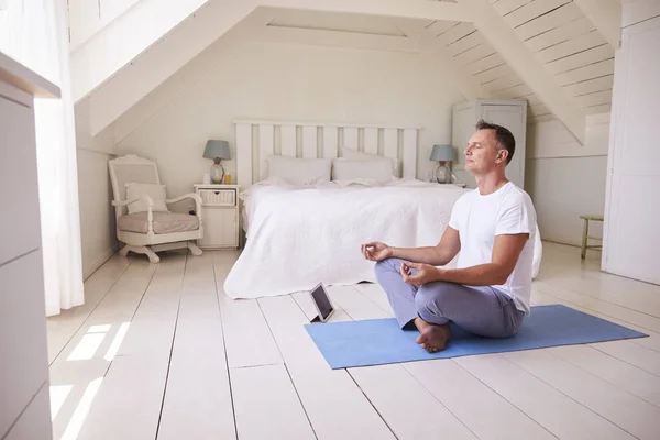 Reifer Mann mit Meditations-App — Stockfoto