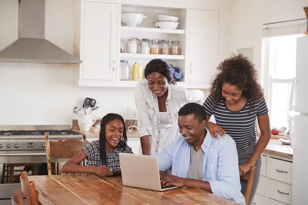 Família em torno da mesa da cozinha — Fotografia de Stock