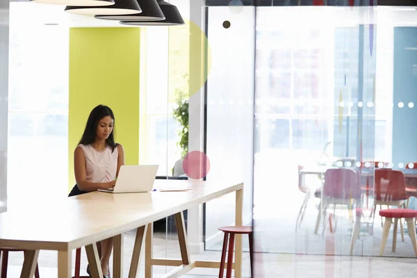 Schwarze Frau arbeitet allein in einem Büro — Stockfoto