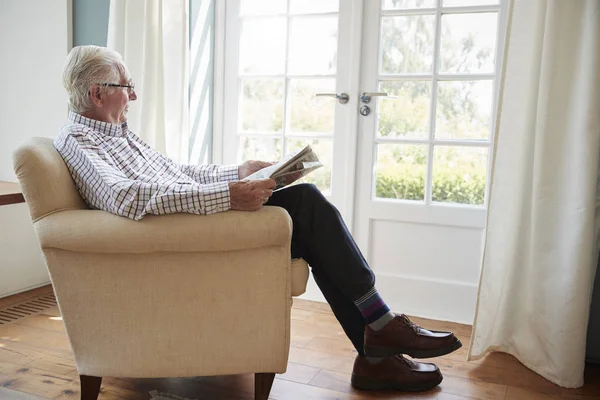 Hombre mayor sentado en un sillón —  Fotos de Stock