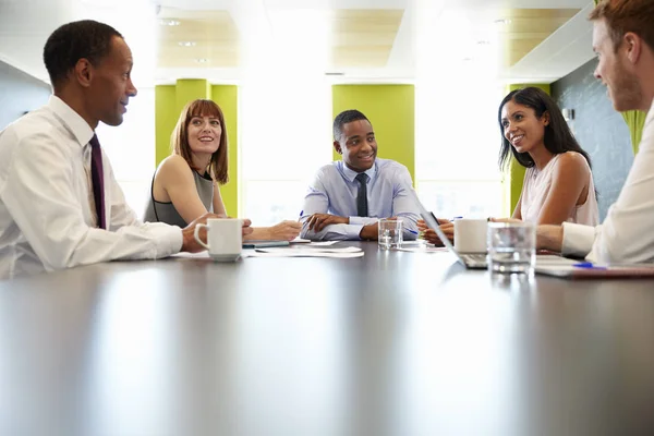 Collega's tijdens informele bijeenkomst — Stockfoto