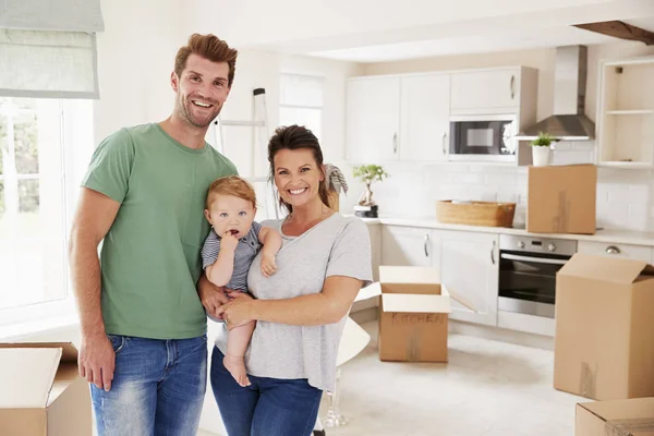 Portret van de familie met Baby op bewegende — Stockfoto