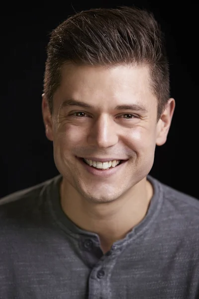 Sorrindo jovem homem branco — Fotografia de Stock