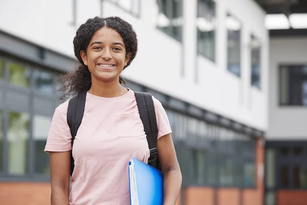 Retrato de estudante feminino em pé — Fotografia de Stock