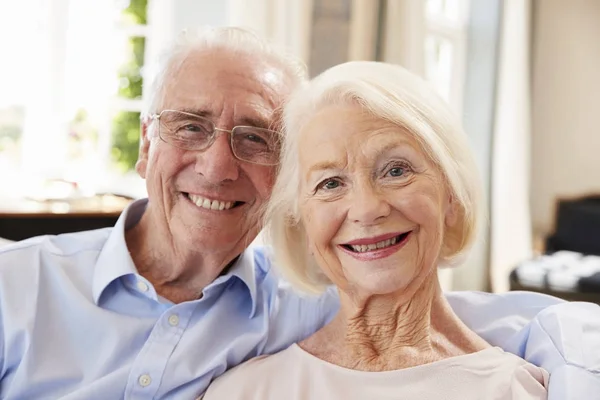 Couple âgé assis à la maison — Photo