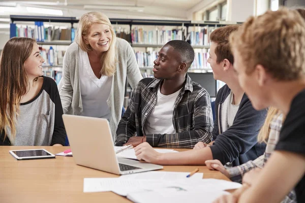 Lehrerin arbeitet mit Schülern — Stockfoto