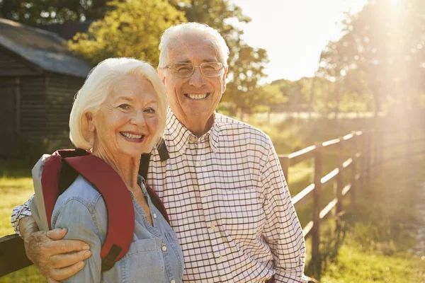 Senior koppel wandelen — Stockfoto