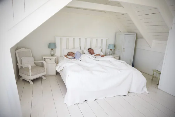 白い寝室で寝ているカップル — ストック写真