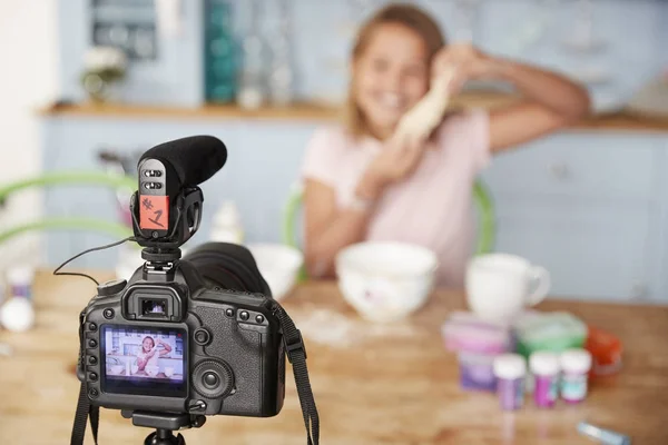 Chica video blogging en cocina — Foto de Stock