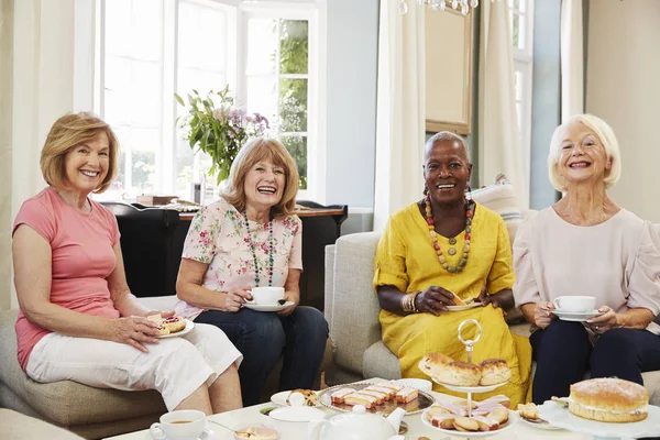 Retrato de amigas mayores disfrutando del té de la tarde en casa — Foto de Stock