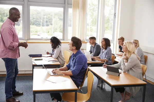 Mannelijke Tutor onderwijs klasse — Stockfoto