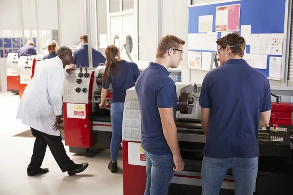 Ingenieur gibt Lehrling Anleitung — Stockfoto