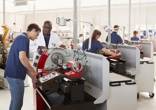 Ingenieur im Gespräch mit männlichen Lehrlingen — Stockfoto