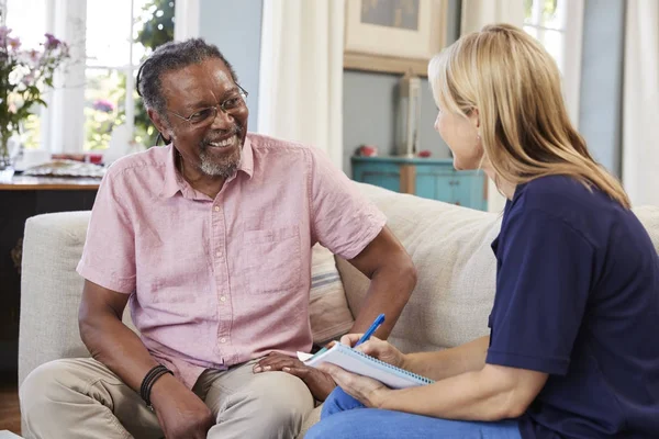 Ondersteuning werkproces bezoeken Senior Man — Stockfoto