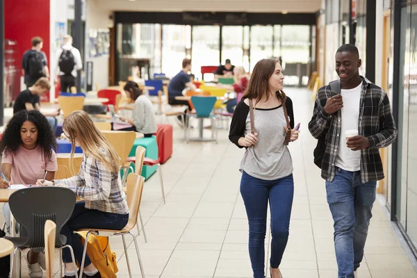 Área comunitaria de campus universitario ocupado — Foto de Stock