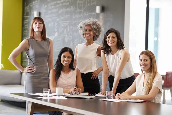 Fem kvinnliga kolleger på jobbet — Stockfoto