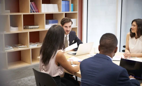 Vier mensen uit het bedrijfsleven tijdens bijeenkomst bestuurskamer — Stockfoto