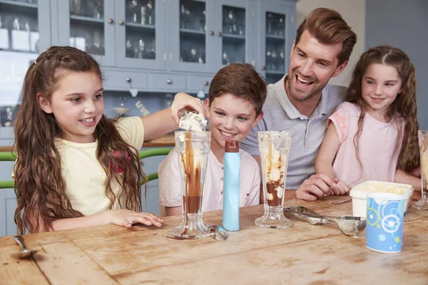 Father Making Ice Cream Sundaes With Children — Stock Photo, Image