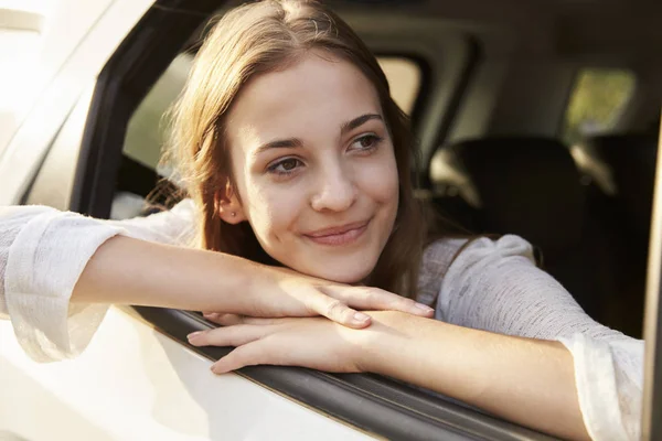 Teenager-Mädchen schaut aus Auto — Stockfoto