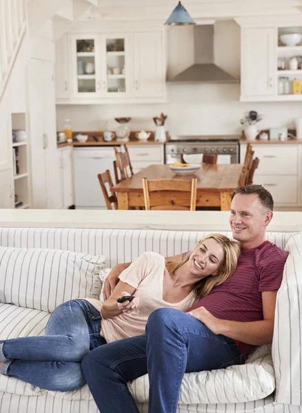 Pareja sentada en sofá — Foto de Stock