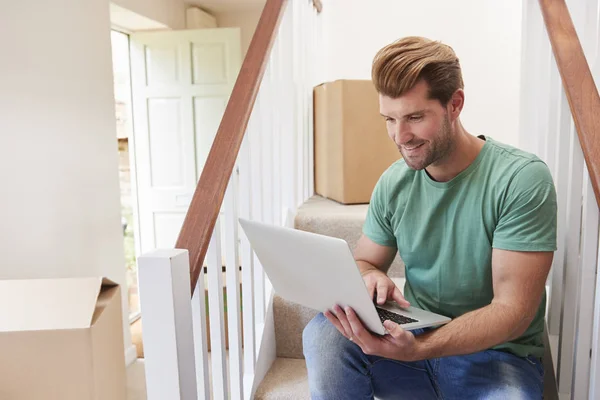 El hombre se muda a un nuevo hogar — Foto de Stock