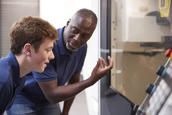 Engineer Showing Apprentices How To Use CNC Tool — Stock Photo, Image