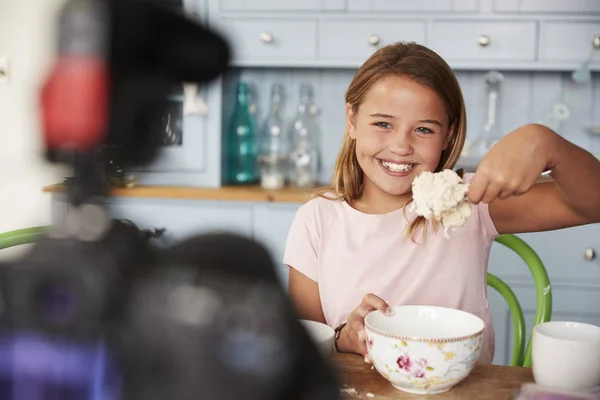 Chica video blogging en cocina —  Fotos de Stock