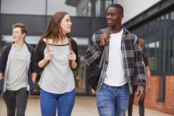 Grupa studentów, krótkiego spaceru — Zdjęcie stockowe