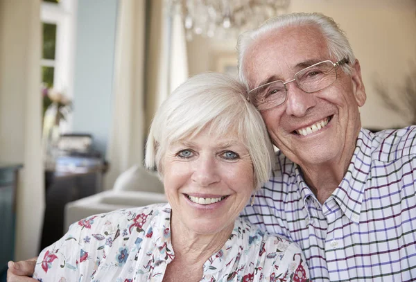 Szczęśliwa Para Starszy Uśmiechając Się Kamery Domu Bliska — Zdjęcie stockowe