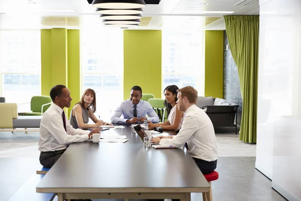 Colleghi d'affari che hanno una riunione informale — Foto Stock