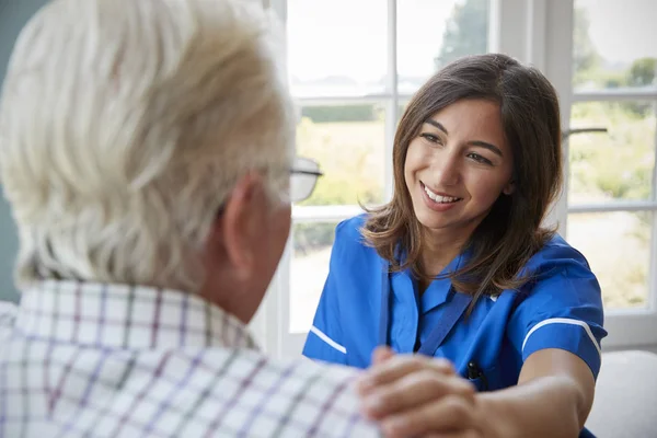 Verpleegkundige op huis bezoek met senior man — Stockfoto