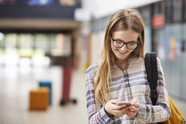 Estudante universitário feminino mensagem de leitura — Fotografia de Stock