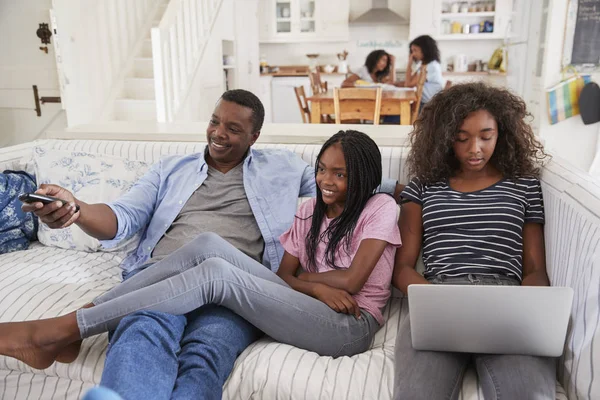 Père assis sur le canapé regardant la télévision — Photo