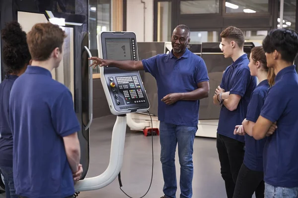Engineer Showing Apprentices How To Use CNC Tool — Stock Photo, Image