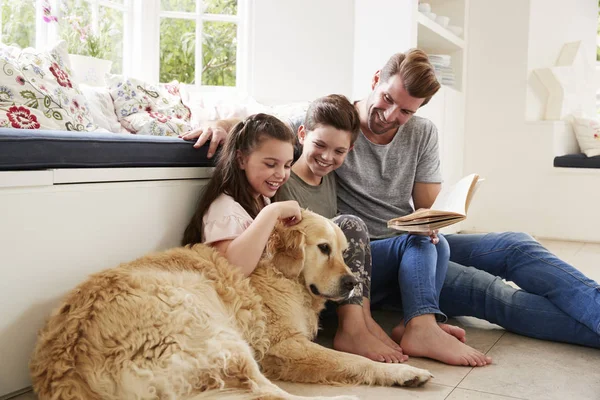 Padre leyendo libro con el hijo y la hija — Foto de Stock