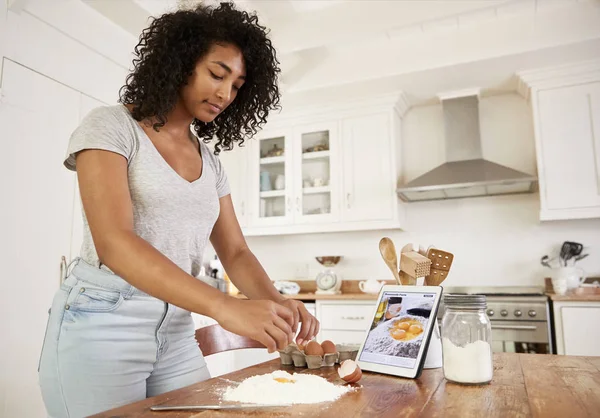 Chica siguiente receta en la tableta —  Fotos de Stock